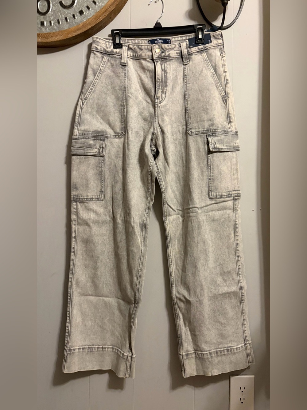Hollister Light Gray Cargo Pants - Casual Utility Style